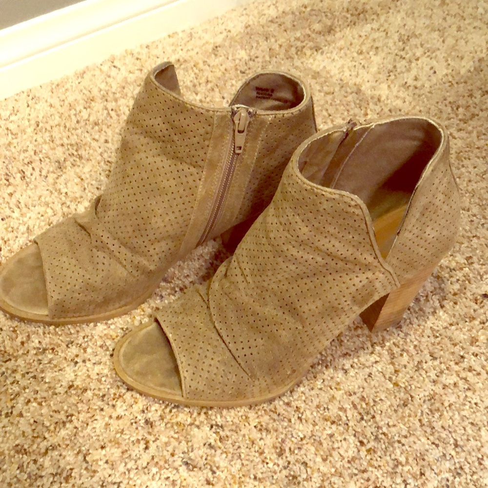 Report peak-a-boo wedge